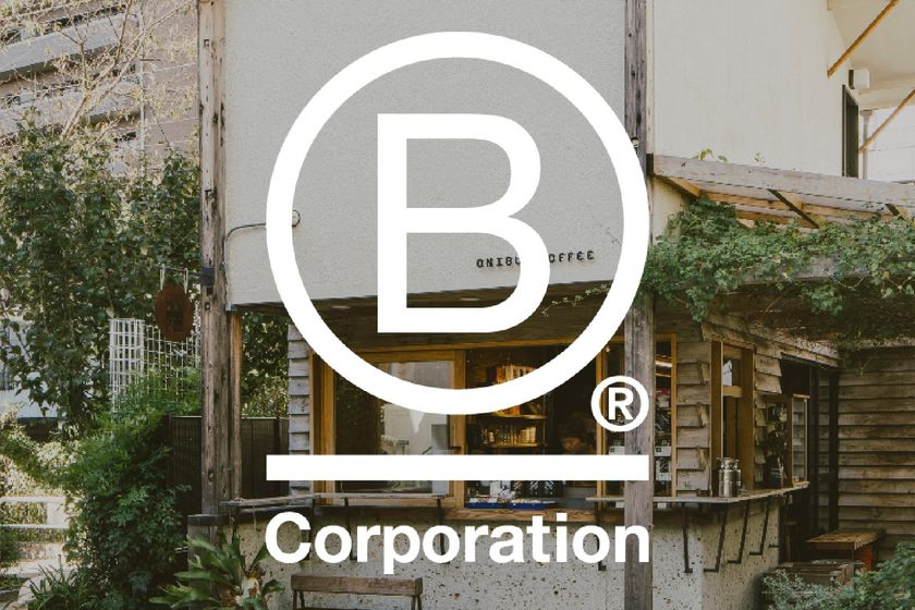 B Corpマークを重ねたONIBUS COFFEE中目黒駅前店の外観。